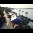 Wir haben wieder den Mekong erreicht. Blick flussaufwärts auf die Thailand (links) und Laos (rechts) verbindende sog. Erste Thailändisch-Laotische Freundschaftsbrücke